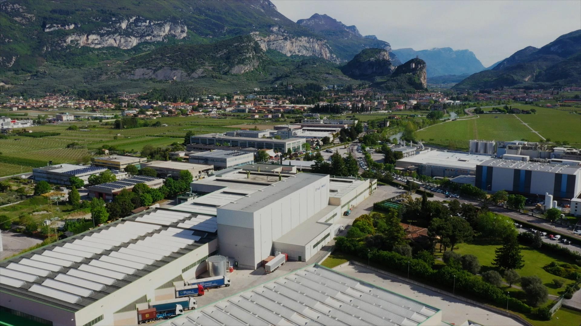 Una veduta aerea di una fabbrica con le montagne sullo sfondo.