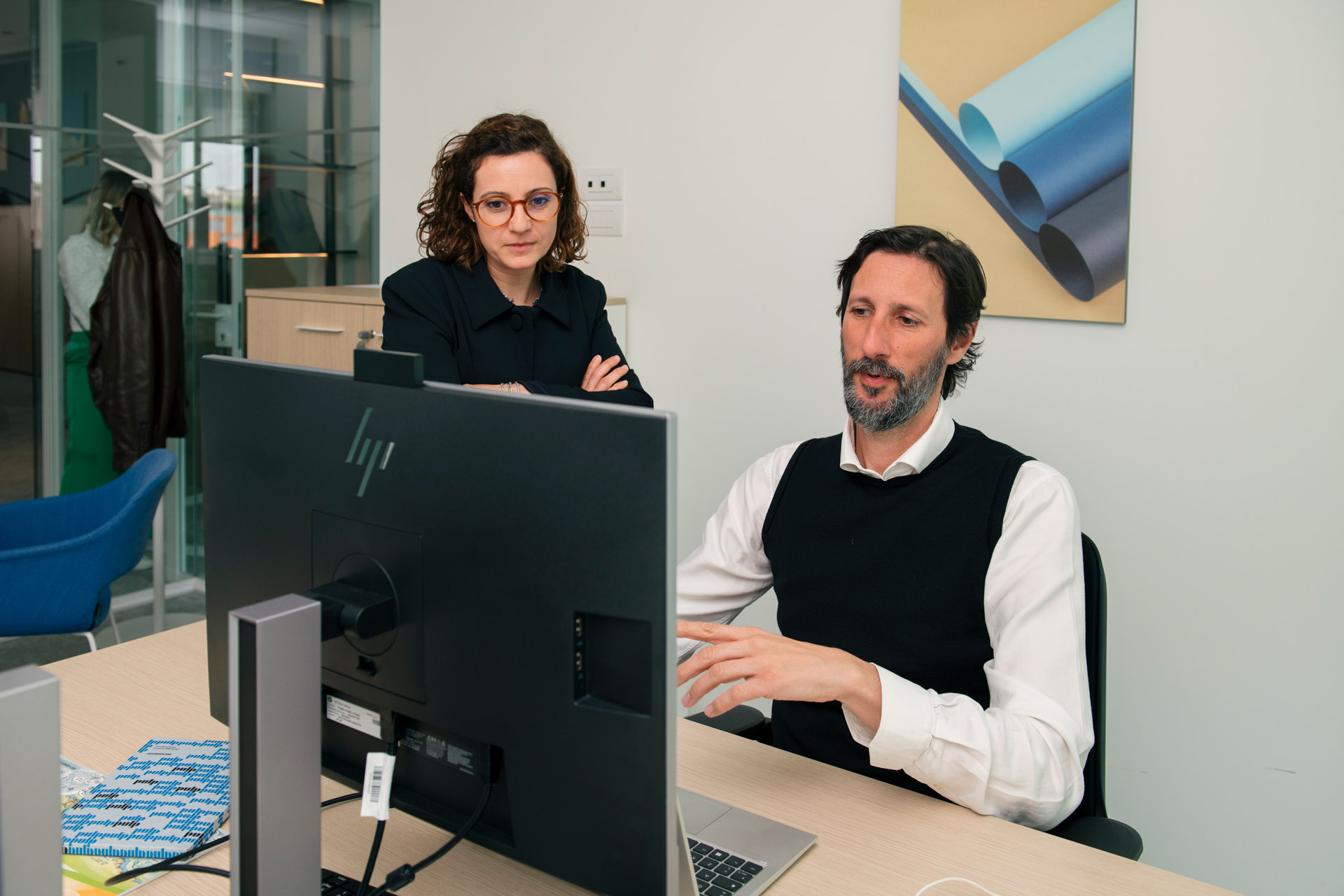Un uomo e una donna seduti alla scrivania davanti a un computer.