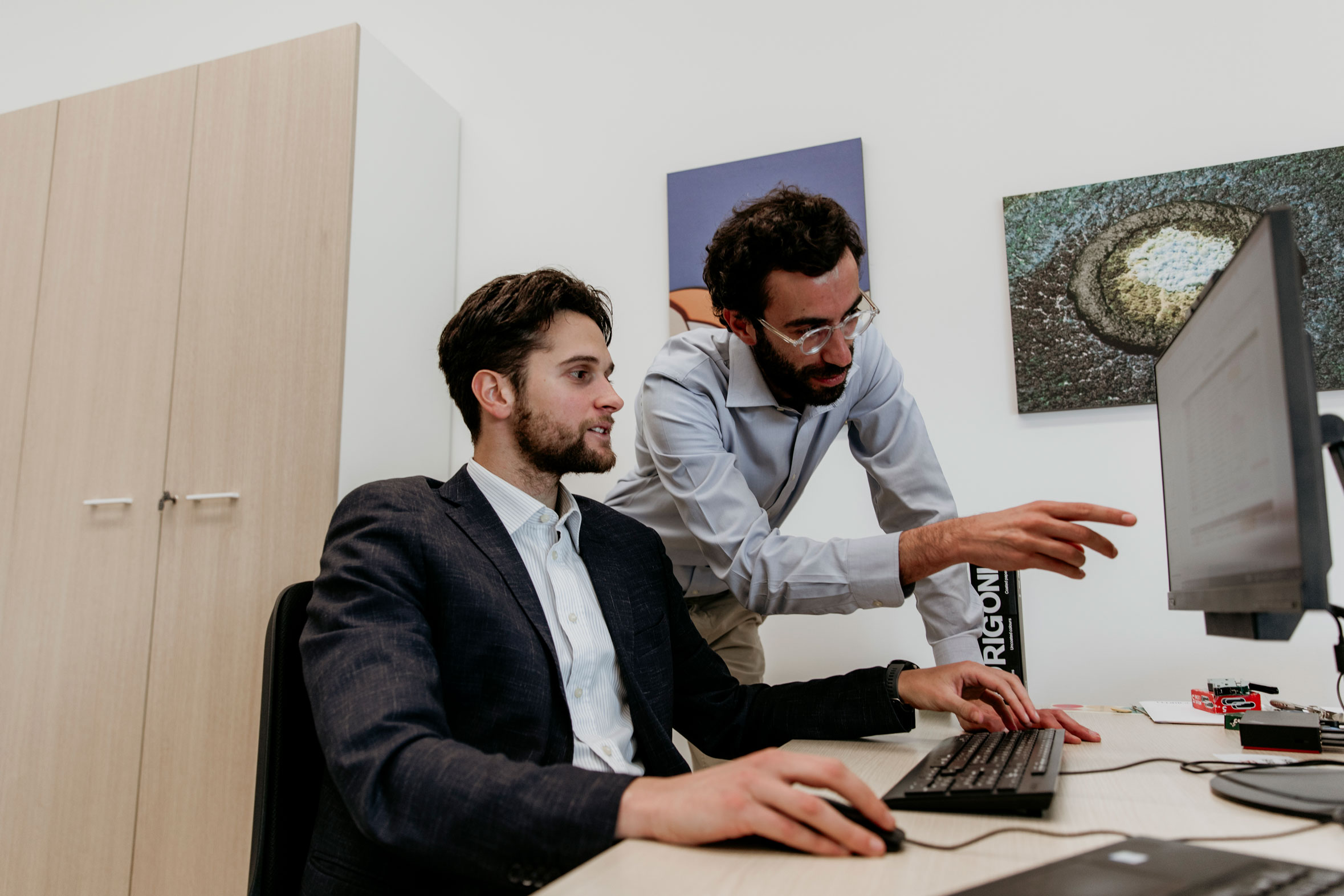 Due uomini che lavorano al computer in un ufficio.