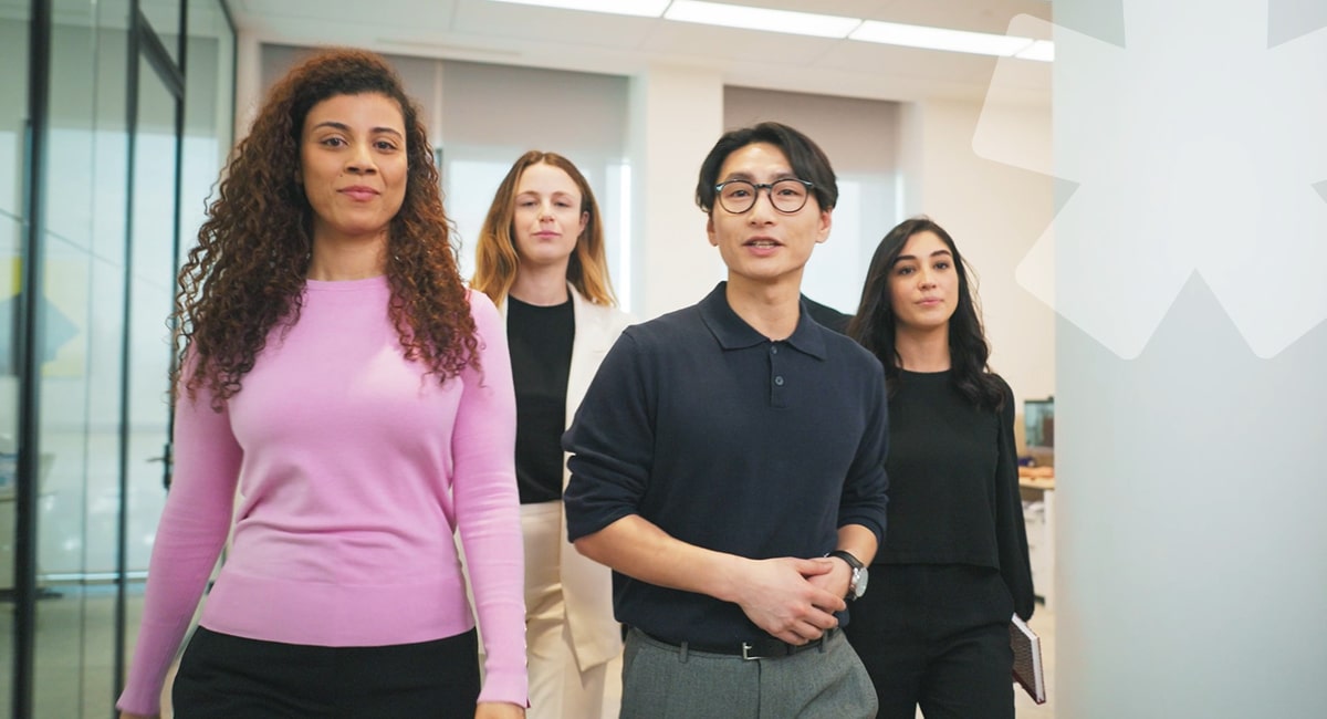 Un gruppo di uomini d'affari che camminano in un ufficio.